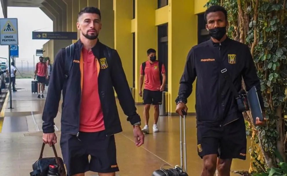 Joel Amoroso (izq.) y Darío Aimar, jugadores de The Strongest, a su llegada a Santa Cruz el viernes. Foto: The Strongest.