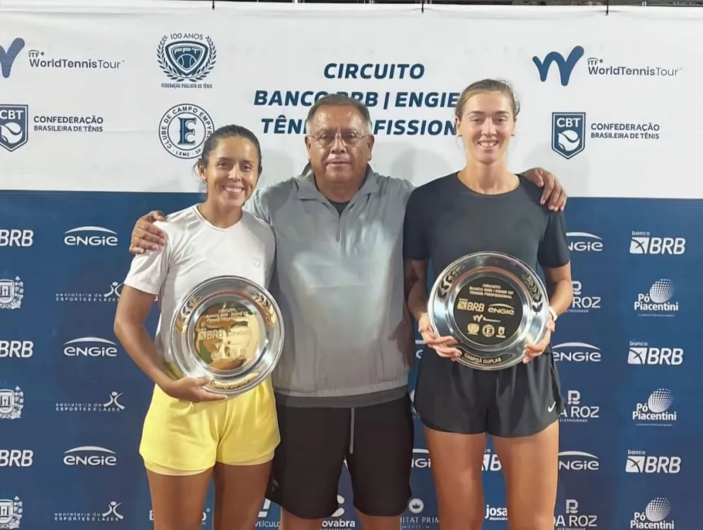 Zeballos (izq.) y Tona con sus trofeos de campeonas. Foto: Noelia Zeballos.