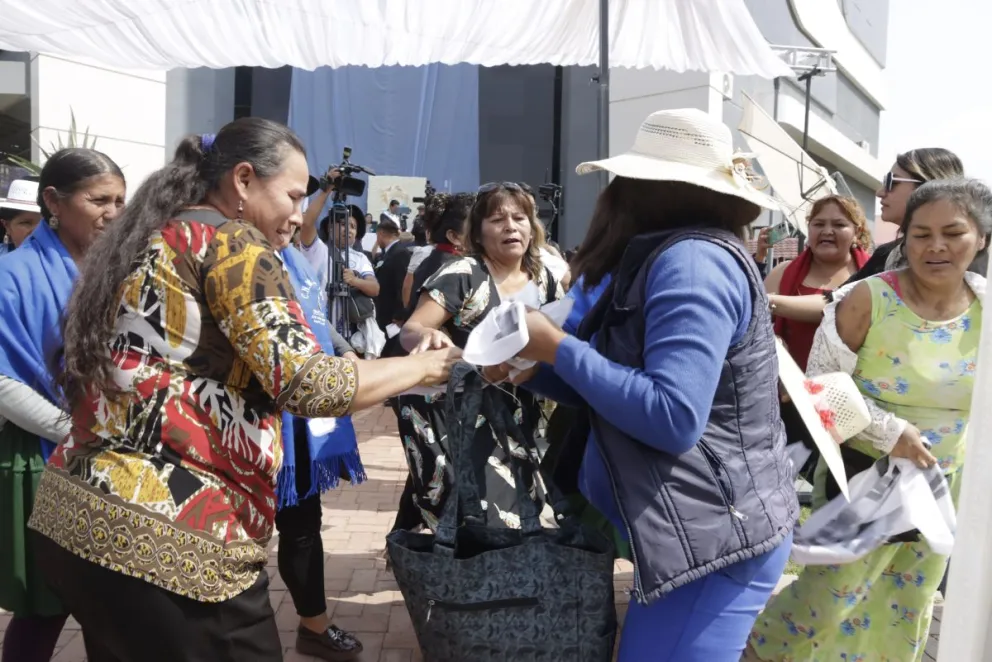 Enfrentamiento entre masistas y opositores por condecoración a Morales. FOTO: APG