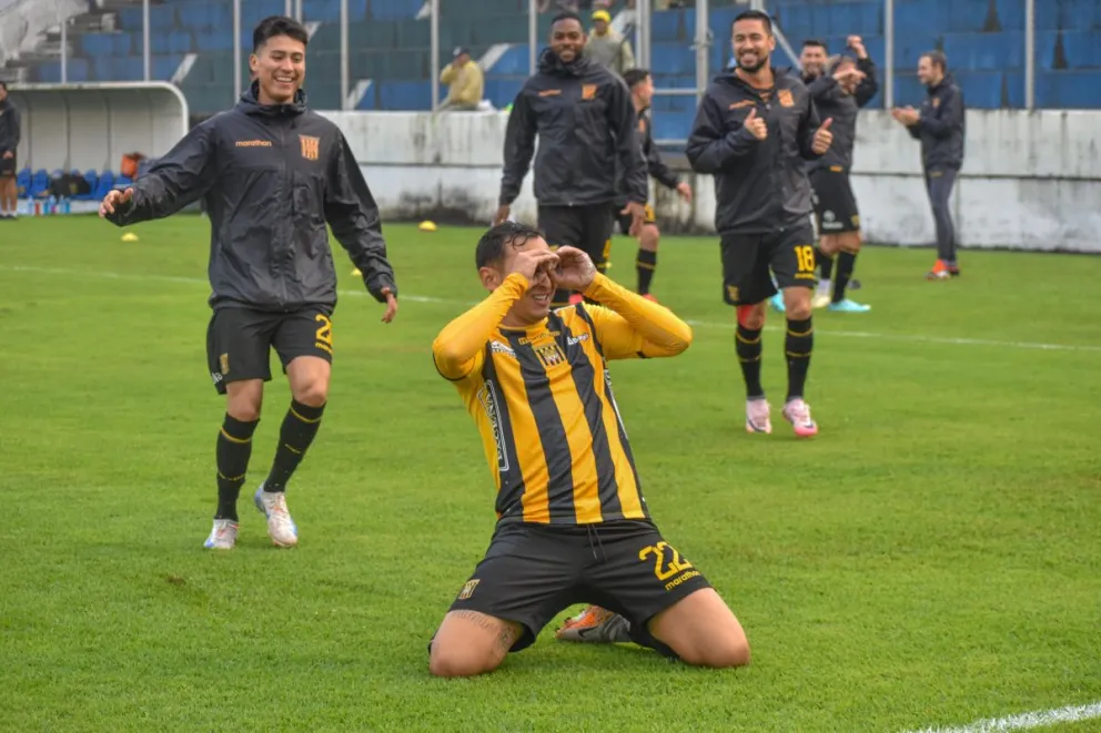 Bruno Miranda festeja el primero del Tigre. Sus compañeros se suman a la celebración. Foto: club The Strongest