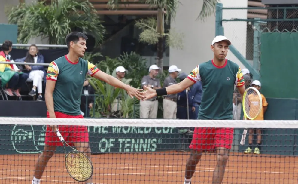 Zeballos (izq.) y Arias durante el encuentro de dobles en Santa Cruz. Foto: APG.