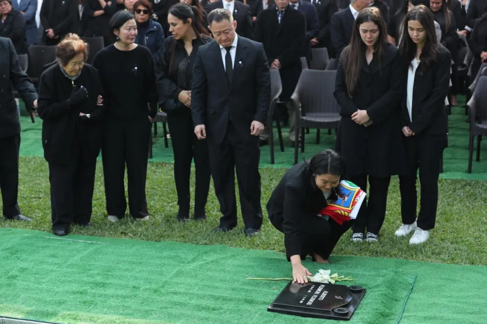 Keiko Fujimori deja una flor sobre la lápida de su padre el fallecido expresidente de Perú, Alberto Fujimori, durante su funeral este sábado, en el cementerio Huachipa en Lima (Perú). Foto: EFE
