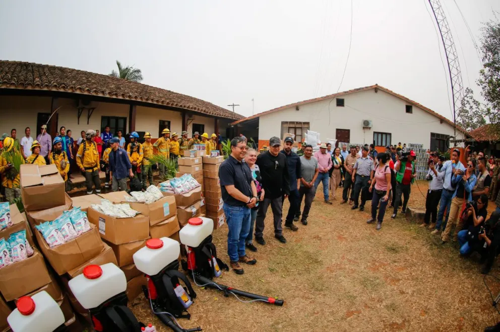 El presidente Luis Arce llegó hasta Urubichá, uno de los municipios más afectados por los incendios forestales. Foto: ABI.