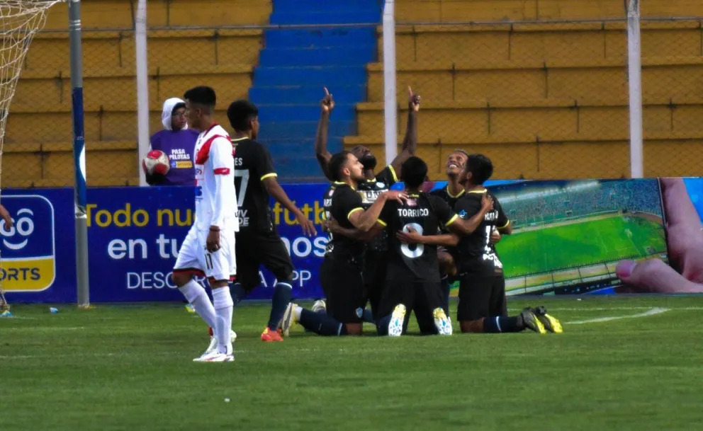 Celebración de los jugadores de Aurora por uno de sus goles. Foto: APG.