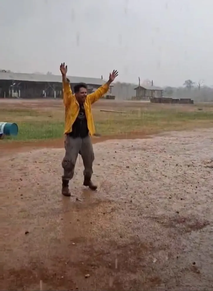 Personal del Sernap en San Matías baila de alegría por la llegada de la lluvia este sábado. Foto: Captura - video del Sernap.