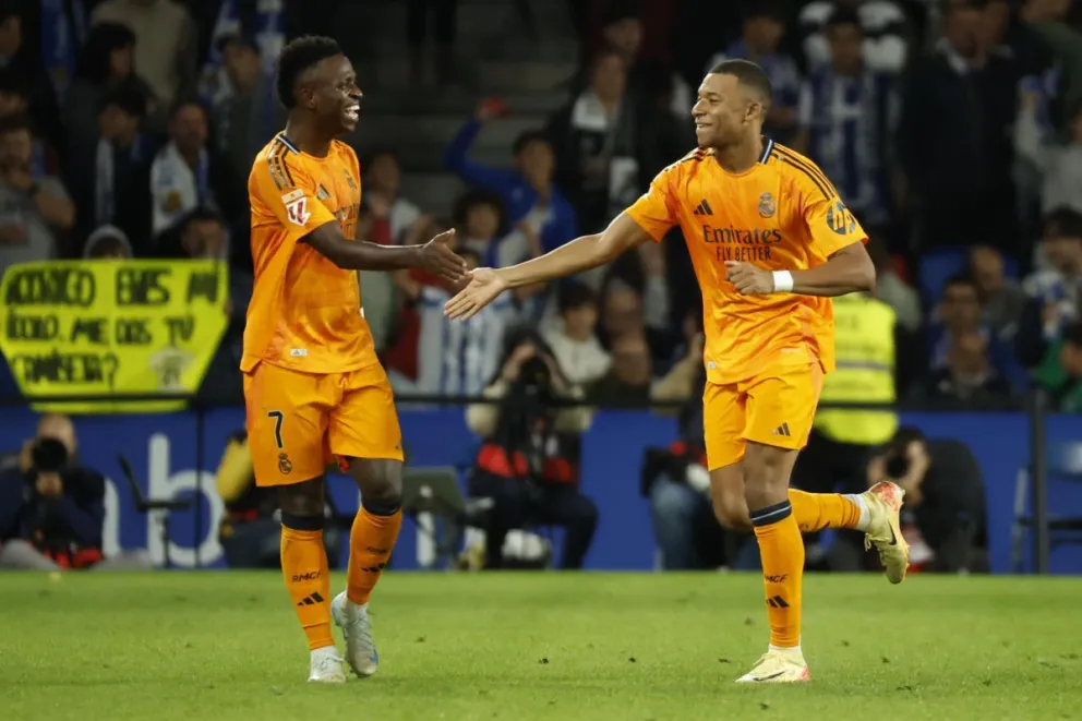 Vinicius Junior (izq.) y Kylian Mbappé celebran el segundo gol del Madrid convertido por el francés. Foto: EFE