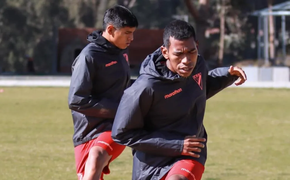 Diego Medina (en primer plano) y Pablo Vaca en uno de los últimos entrenamientos del "millonario". Foto: club Always Ready