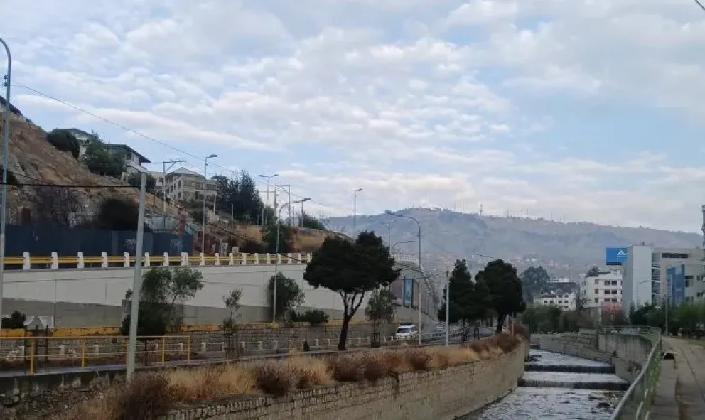Vista del cielo paceño desde la zona Sur este domingo por la mañana. Foto: AMUN