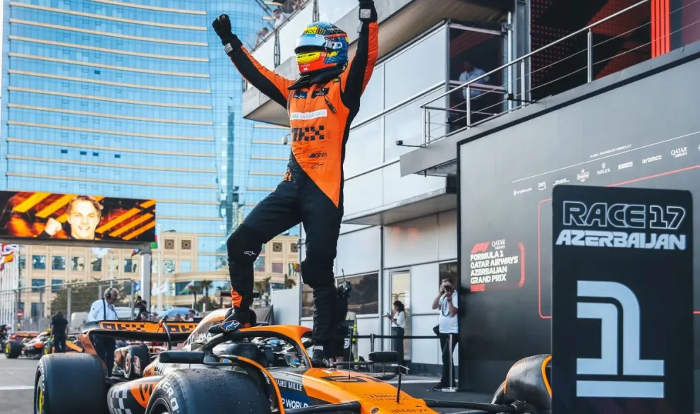 El australiano Oscar Piastri celebra su triunfo en Azerbaiyán subido sobre su McLaren. Foto: McLaren