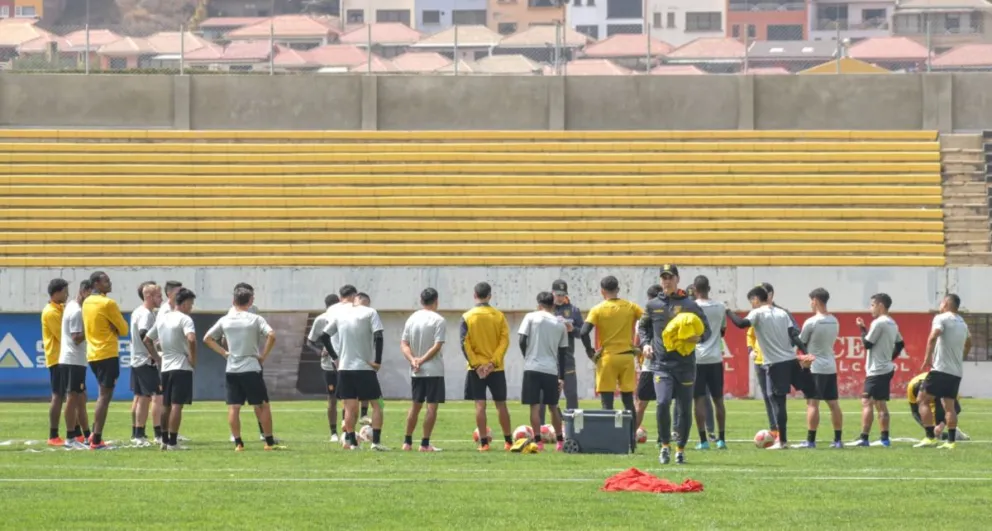 Jugadores y cuerpo técnico del Tigre antes de iniciar un entrenamiento en Achumani. Foto: club The Strongest