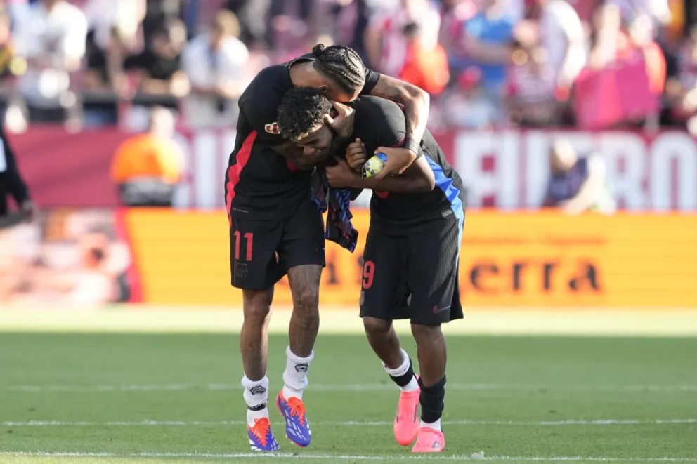 El brasileño Raphinha felicita a Lamine Yamal después de marcar el segundo gol de la Barcelona. Foto: EFE