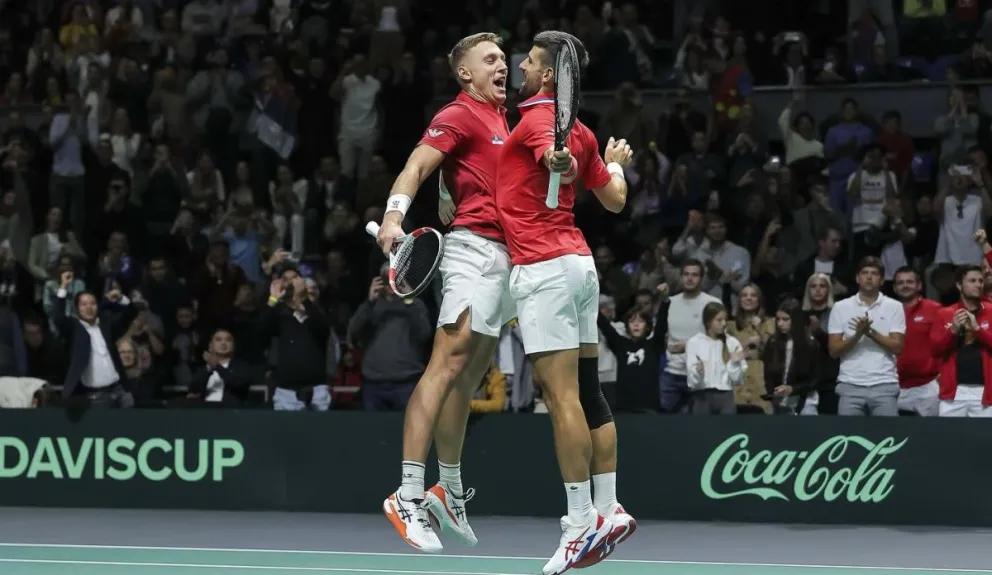 Djokovic (der.) y Medjedovic celebran por su triunfo de dobles ante los griegos. Foto: Novak Djokovic.
