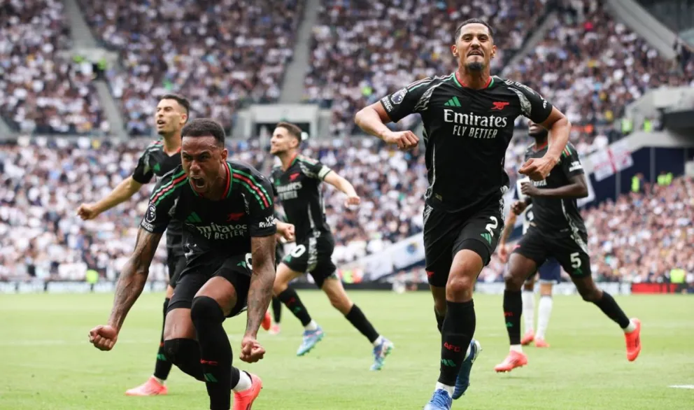El jugador del Arsenal, Gabriel Magalhaes (izq.), celebra su tanto. Foto: EFE.