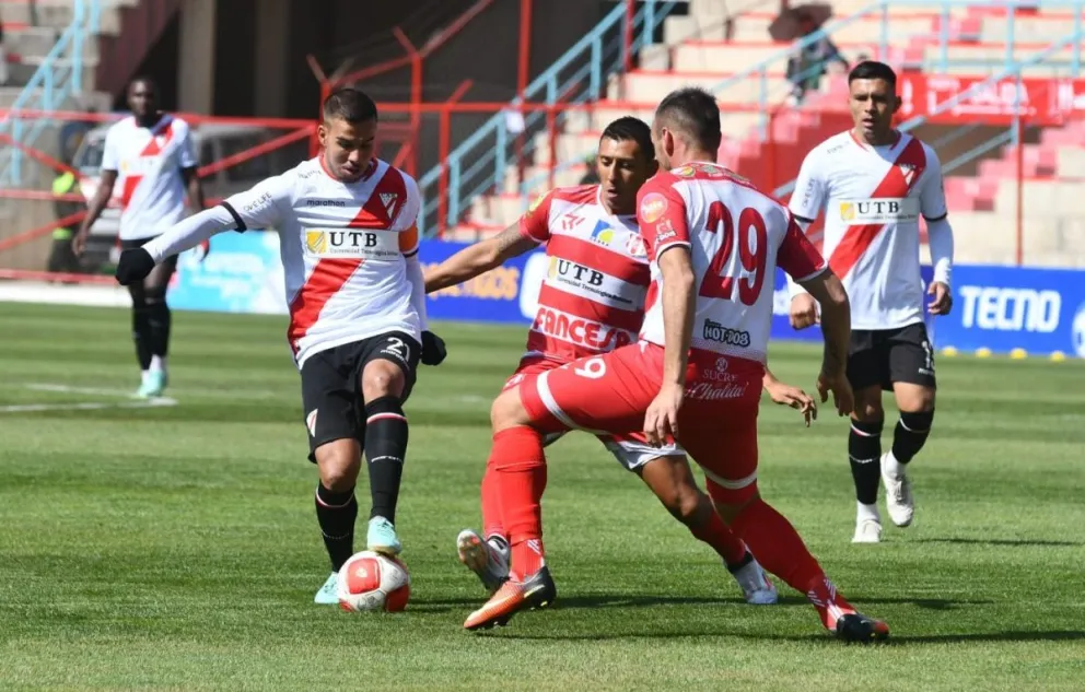 El mediocampista Robson Matheus, jugador de Always, trata de sacarse la marca de dos rivales. Foto: APG