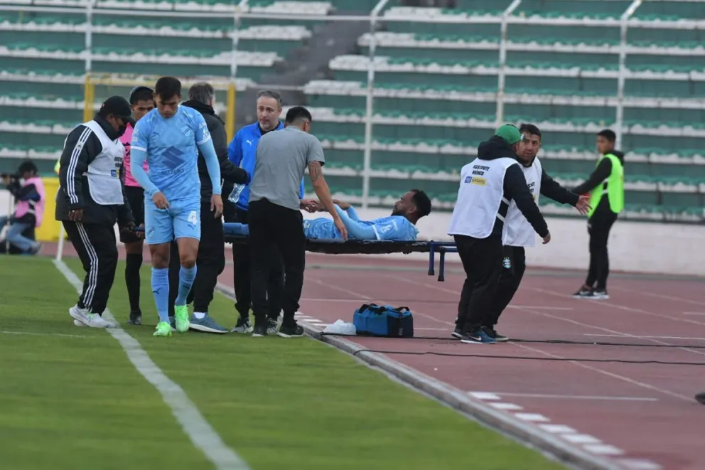 De Jesús es sacado en camilla tras su lesión. Foto: APG.