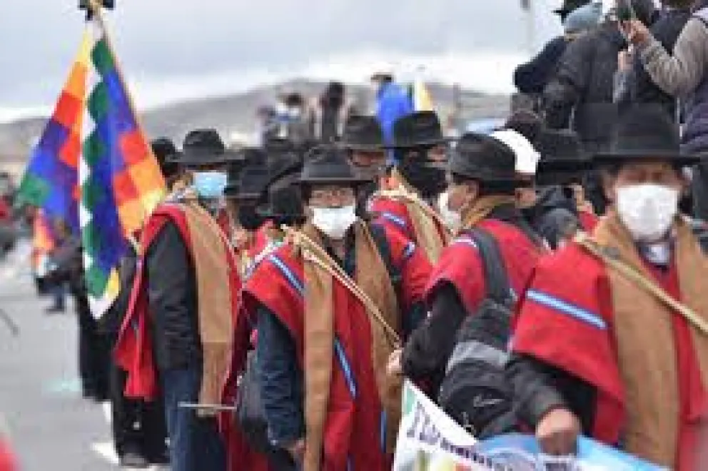 Ponchos Rojos en un bloqueo. FOTO: ABI