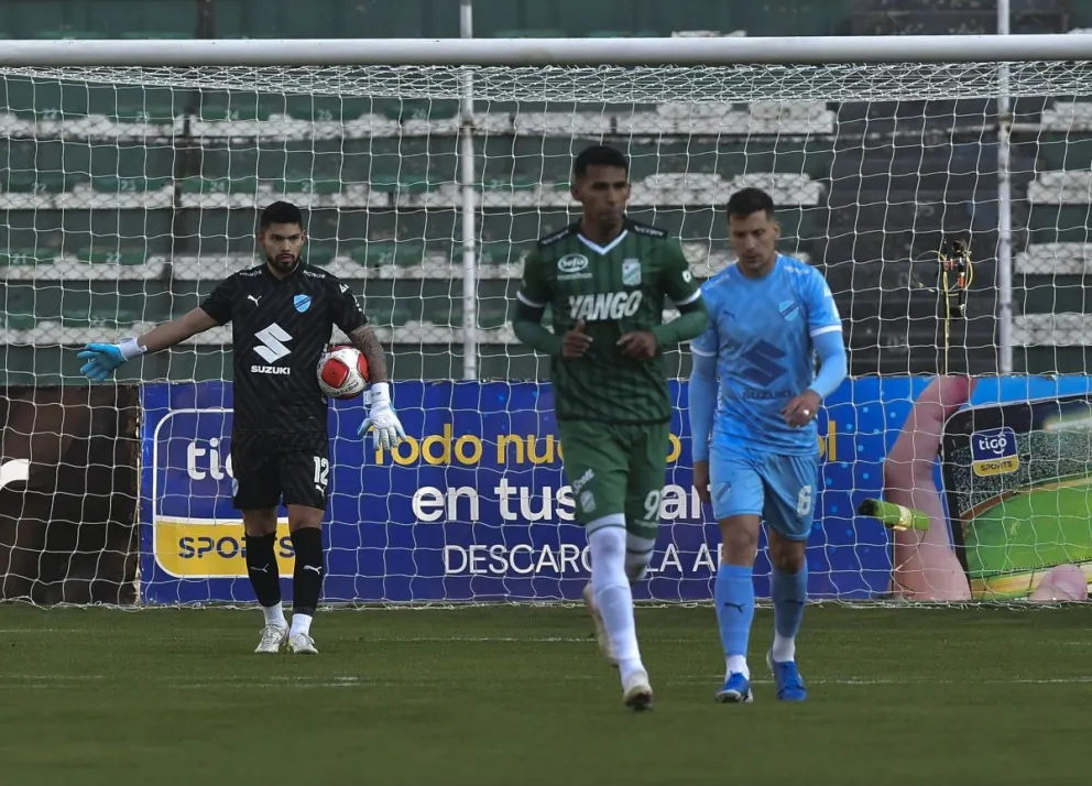 Gilbert Álvarez (de verde), luego hacer el fair play en el penal que tuvo a su favor. Foto: APG.