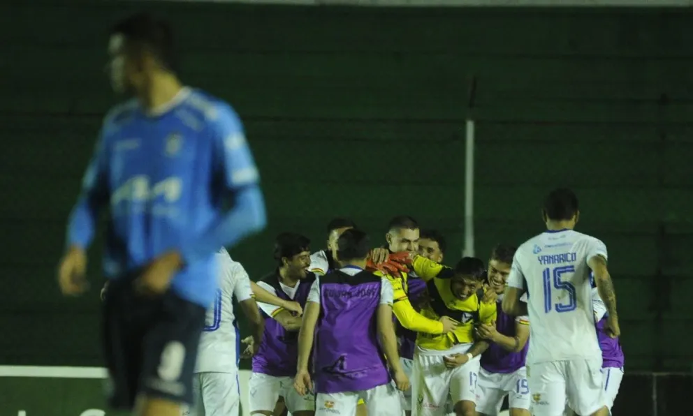 Jugadores de GV San José felicitan a su compañero Ronaldo Sánchez después de taparle el penal "Conejo" Arce. Foto: APG
 