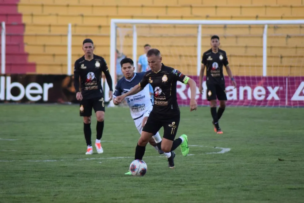 Incidencia entre Real Potosí (de negro) y Deportivo Fatic. Foto: Bryan Miranda.