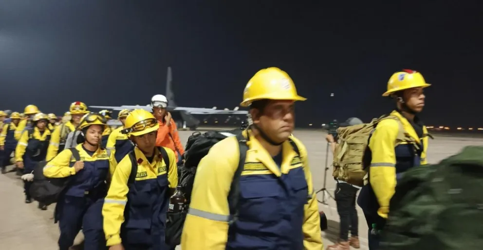 Bomberos venezolanos arribaron el viernes para cooperar en la lucha contra los incendios. Foto: Ministerio de Defensa.