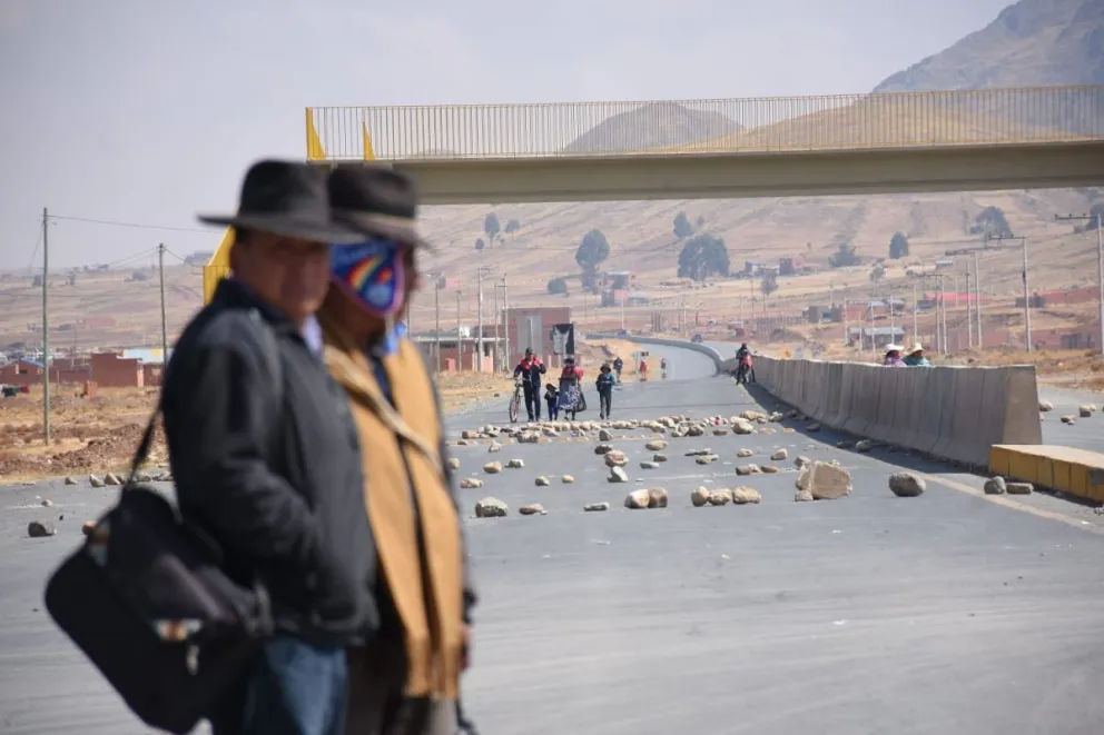 Un punto de bloqueo que instalaron los campesinos liderados por David Mamani. Foto: APG