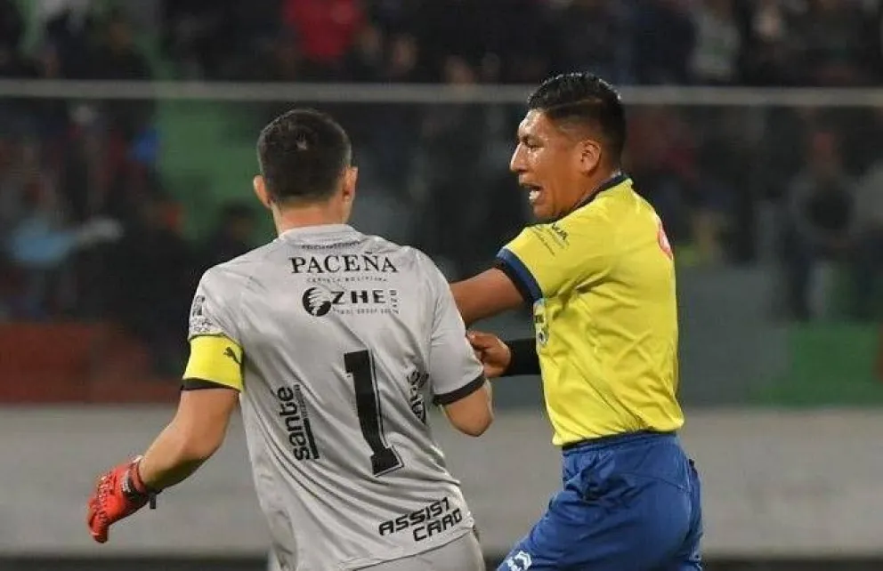 El partido Guildo Quenta (der.) en un partido anterior en el estadio Félix Capriles de Cochabamba. Foto: Redes sociales. 