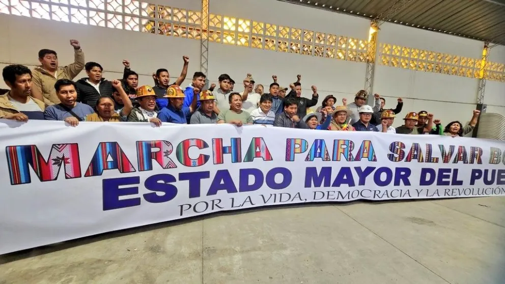 El expresidente Morales junto a otros evistas, este lunes. Foto: Cuenta de X del exmandatario