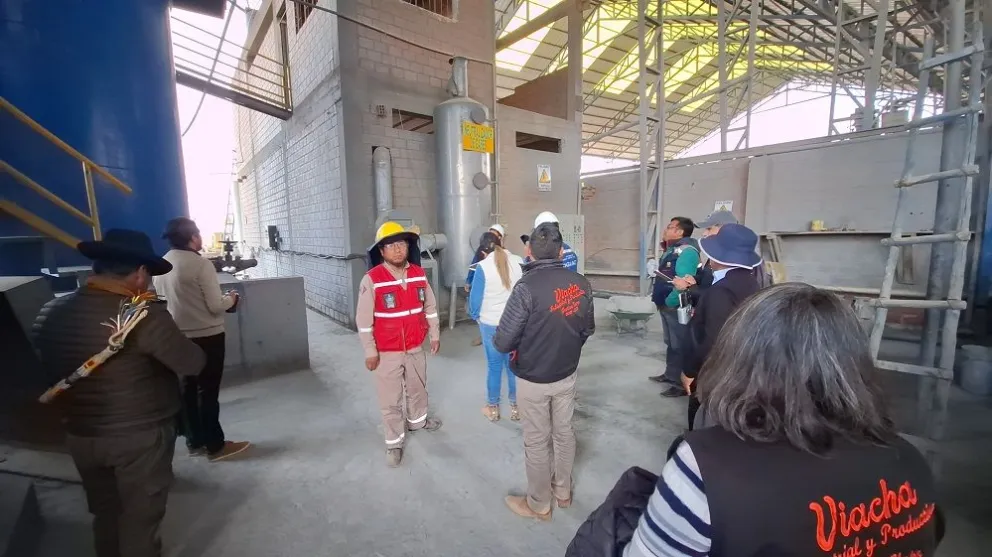 Comisión interinstitucional durante una de las inspecciones a empresas mineras en Viacha. Foto: Carlos Quisbert.