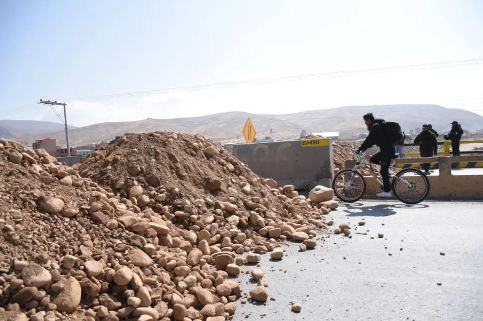 Un bloqueo instalado este lunes por los ponchos rojos. Foto: APG