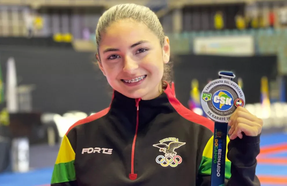 La karateca montereña con una de sus medallas internacionales. Foto: Sol Sandoval.