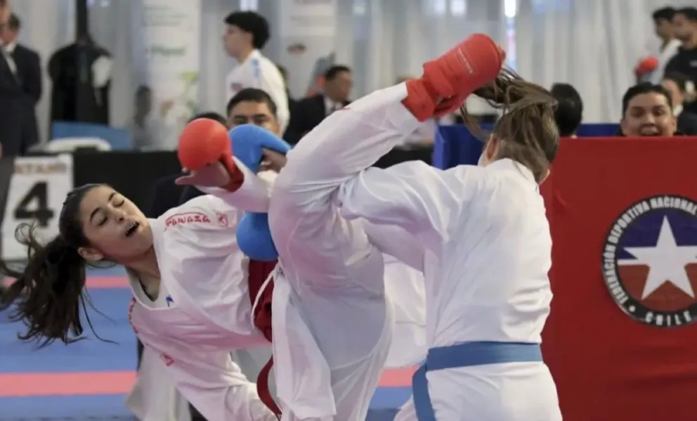 Sandoval (izq.) durante uno de sus combates. Foto: Andrés Silva.