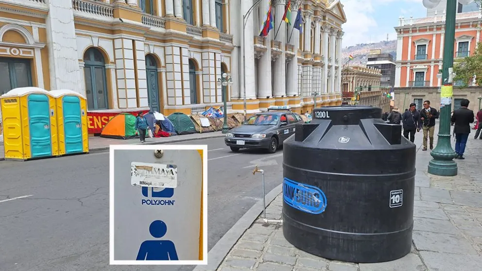 Baños un tanque de agua instalados por el Gobierno para los arcistas que mantienen una vigilia en plaza Murillo. Foto: Carlos Quisbert