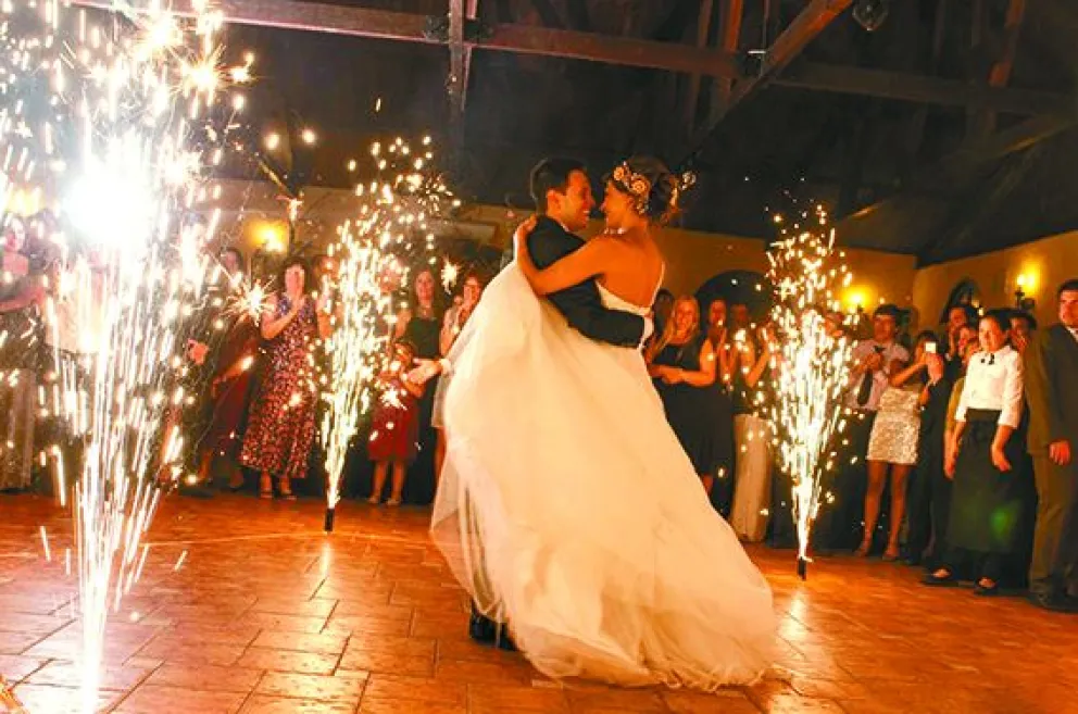 Una pareja realiza su primer baile como matrimonio en medio de los fuegos artificiales. Foto: Bodanza Bolivia