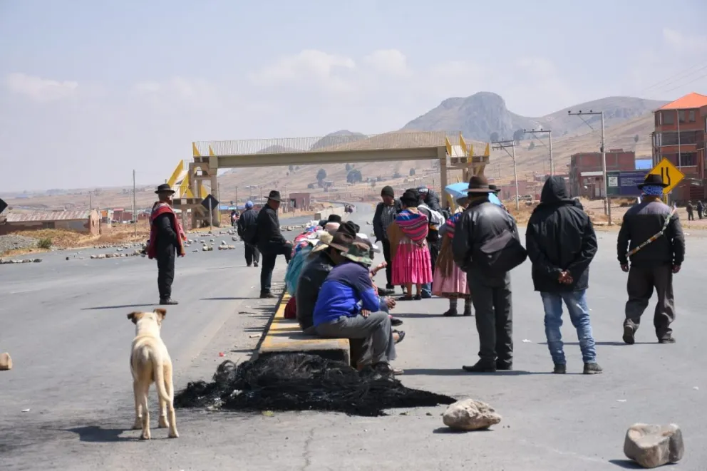 Un grupo reducido de campesinos en uno de los puntos de bloqueo. Foto: APG