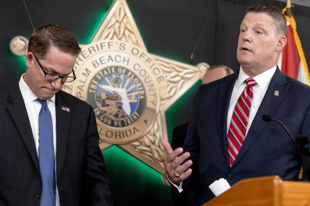 Ronald Rowe , director interino del Servicio Secreto, con el agente especial del FBI, Jeffrey B. Veltri.