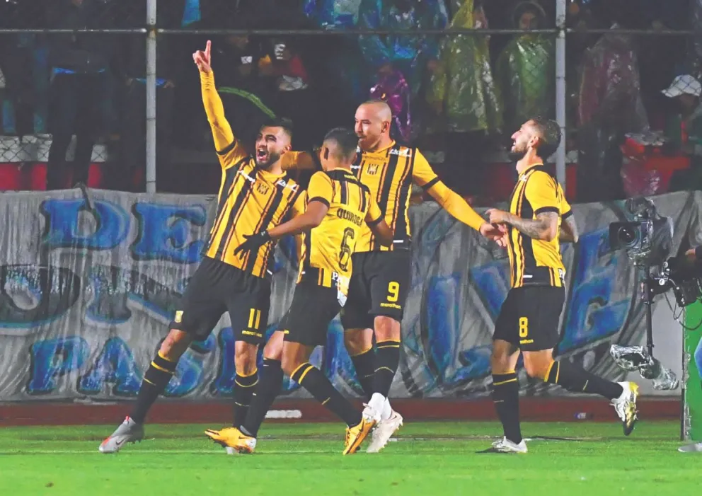 Los atigrados celebran uno de los goles que marcaron en el primer clásico de 2023. En los últimos años han emparejado el dominio que tenía el conjunto académico. Foto: APG