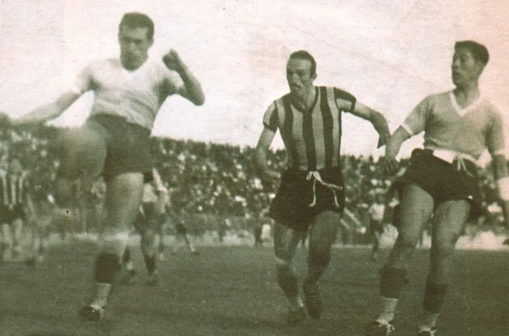 Una incidencia de un clásico de la década del 50. Foto: Historia del Fútbol Boliviano