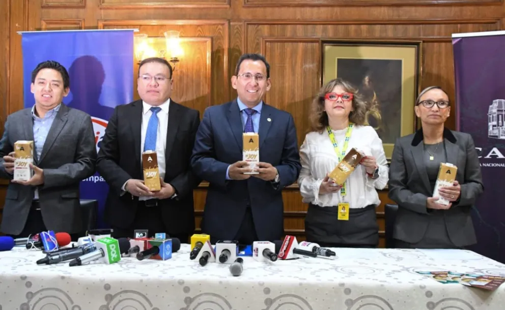 Representes de la Caneb, CNI, Delizia, embajada de Suecia y del equipo de científicos presentan la nueva bebida con base a quinua.