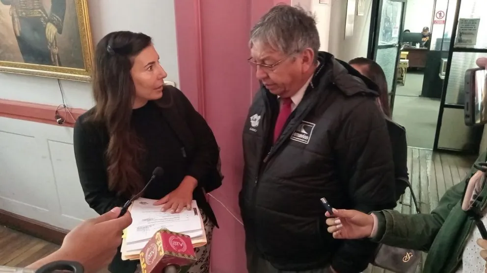 La concejal Roxana Pérez del Castillo explica los detalles de su denuncia al Secretario Técnico de la Alcaldía de La Paz, Óscar Navarro. Foto: Carlos Quisbert