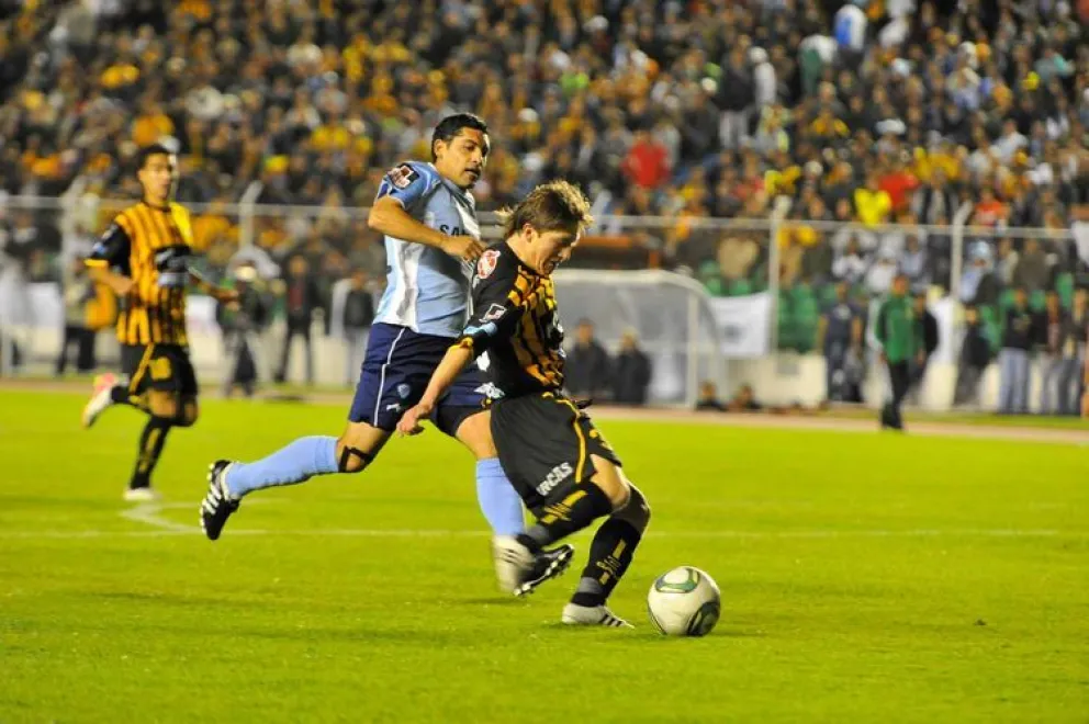 Un clásico de 2011. Walter Flores sale a la marca de Alejandro Chumacero.