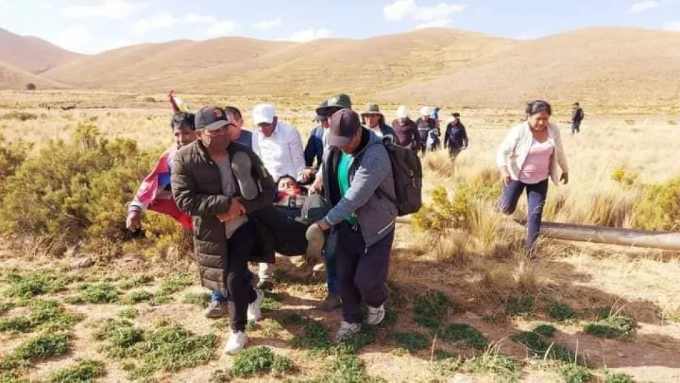 Dirigente de la marcha "evista" es trasladado herido por sus compañeros. Foto: radio Kawsachun coca