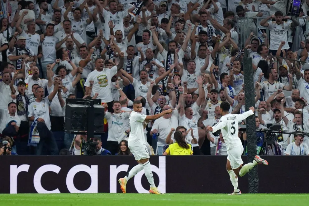 Mbappé (izq.) celebra su gol con Bellingham para el Real Madrid. Foto: UEFA.