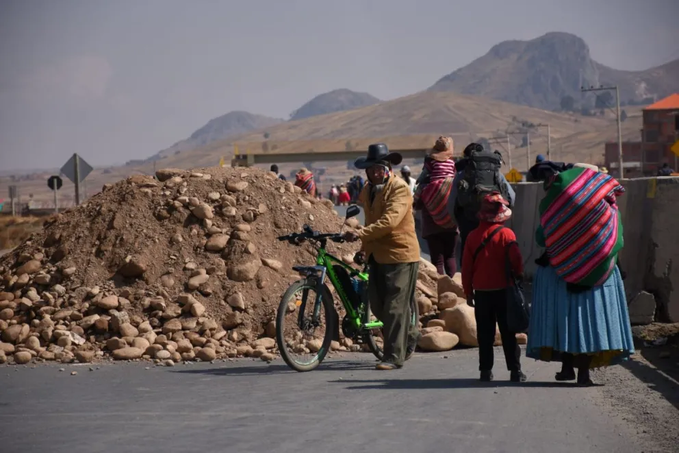 Un bloqueo de los ponchos rojos, el pasado lunes, en la ruta La Paz-Copacabana. Foto: APG