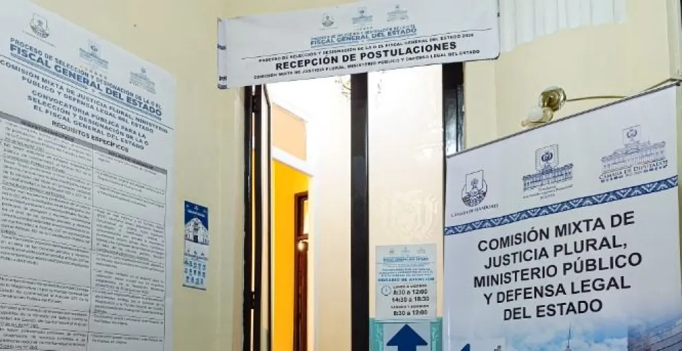 El ingreso a la comisión legislativa que recibe las postulaciones a Fiscal General del Estado. Foto: El Alteño