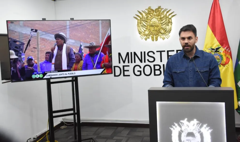 Eduardo Del Castillo, ministro de Gobierno, brinda conferencia de prensa. Foto: APG