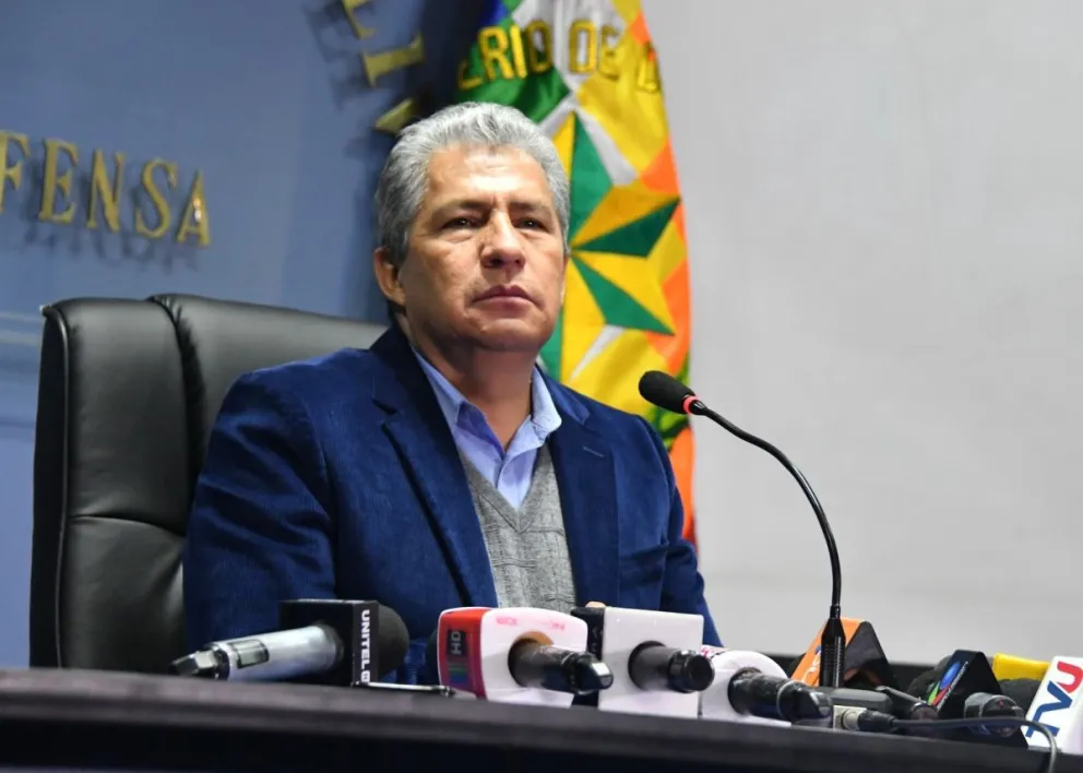 Edmundo Novillo, ministro de Defensa, brinda conferencia de prensa. Foto: ABI