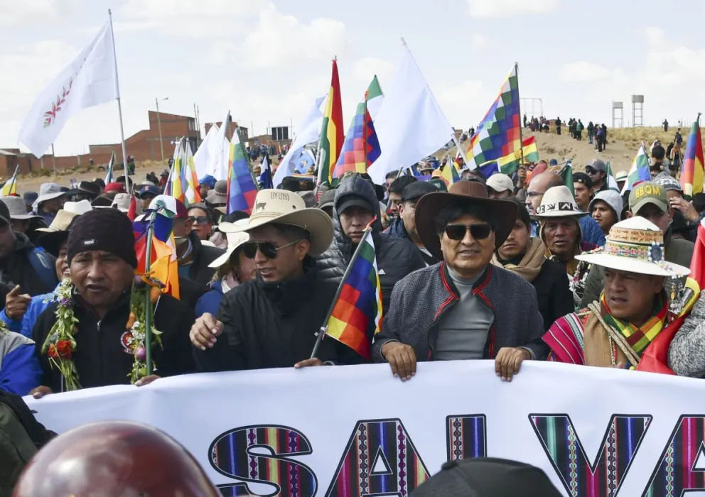 Andrónico Rodríguez y Evo Morales al frente de la marcha que partió desde Caracollo. Foto: APG