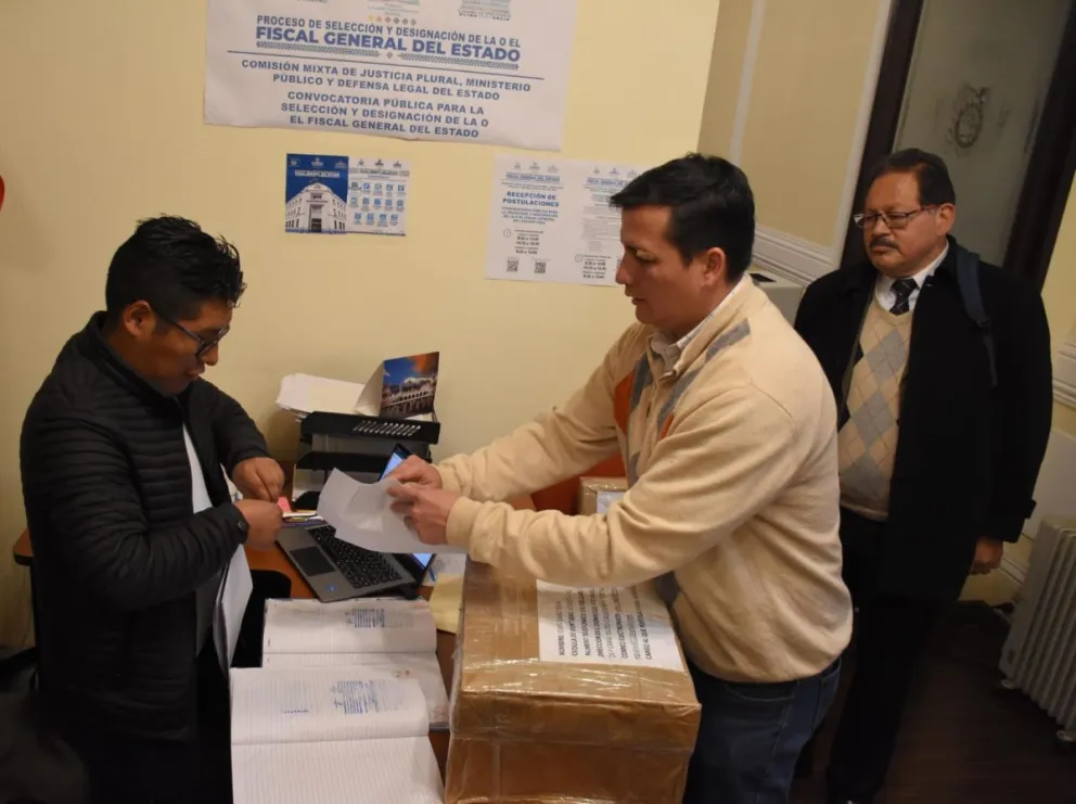 Uno de los candidatos a fiscal presenta su postulación en la Asamblea. Foto: APG