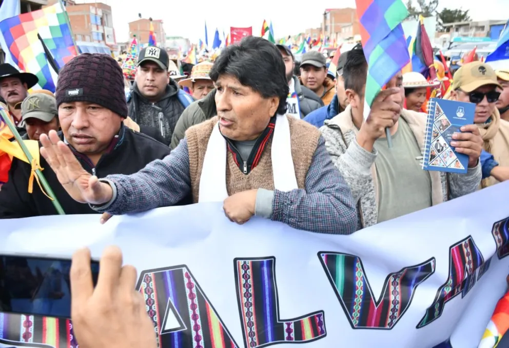 Evo Morales, ayer, cuando la marcha partió desde Caracollo hacia La Paz. Foto: APG