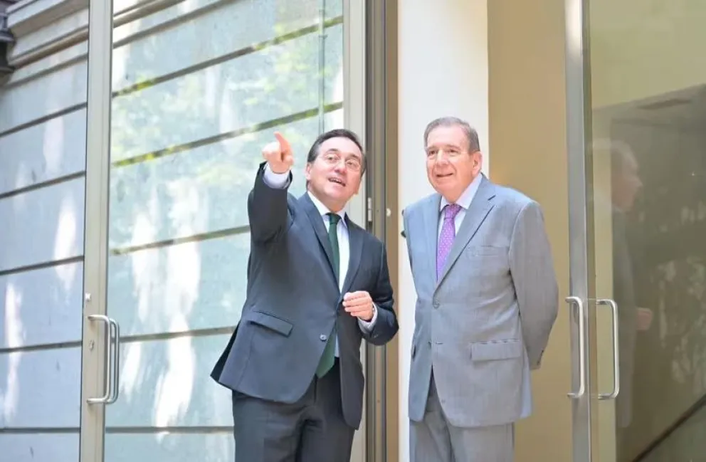 El canciller español José Manuel Albares con líder opositor venezolano Edmundo González Urrutia. Foto: EFE 